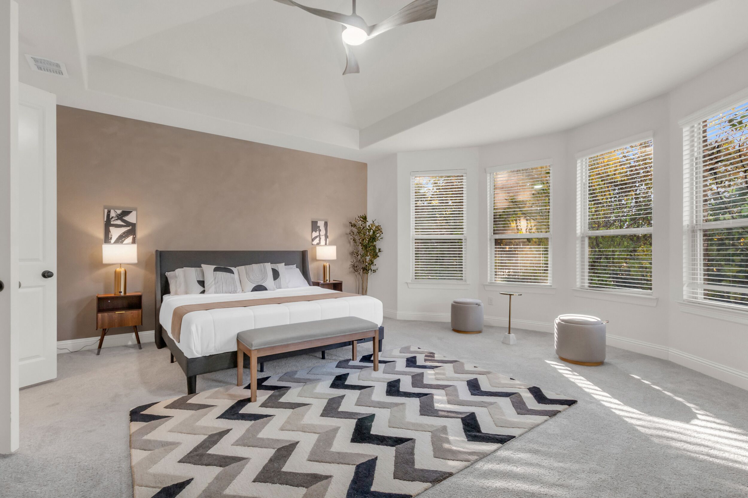 5 habitaciones, escritorio y tabla de planchar con plancha 