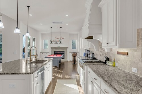 Grand 5BR 6BA Retreat, Hot Tub, Movie Theater, Games.