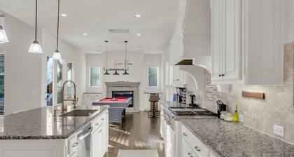 Grand 5BR 6BA Retreat, Hot Tub, Movie Theater, Games.