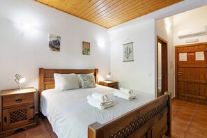 1 bedroom, iron/ironing board, WiFi, bed sheets - Room 'Quarto 5' with Shared Pool, Wi-Fi and Air Conditioning (Castro Marim)