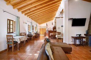 TV - Room 'Quarto 5' with Shared Pool, Wi-Fi and Air Conditioning (Castro Marim)