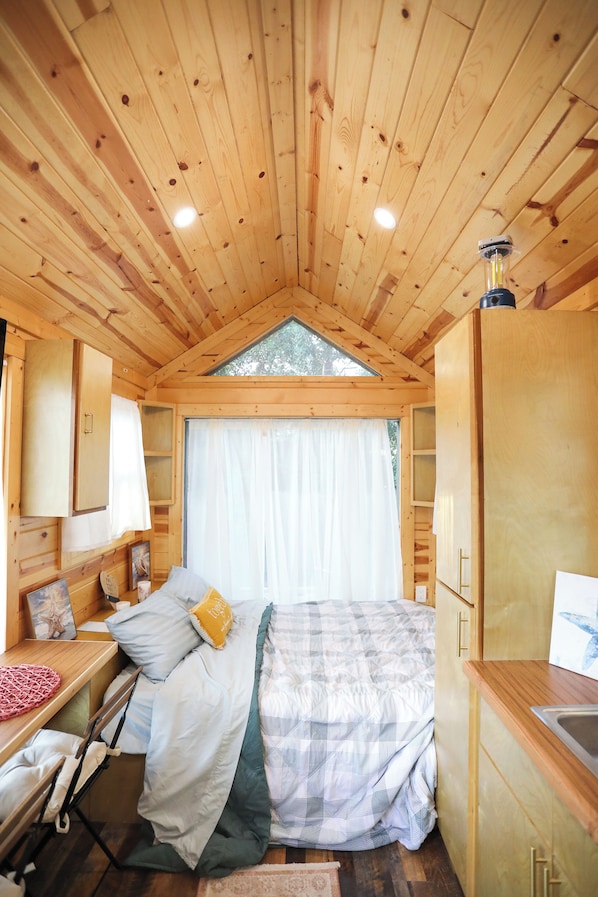 1 bedroom, WiFi, bed sheets, wheelchair access - Tiny Home Retreat with Bunnies, Chickens & a Goat near Gulf Coast Beach Navarre (Navarre)