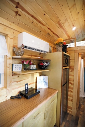 Interior - Tiny Home Retreat with Bunnies, Chickens & a Goat near Gulf Coast Beach Navarre (Navarre)