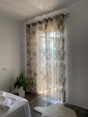 Iron/ironing board, WiFi, bed sheets