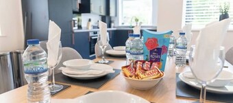 The Peak Retreat – Luxury Countryside Escape with Stunning Views & Gardens