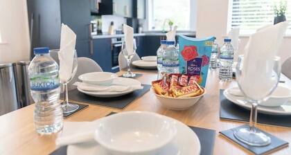 The Peak Retreat – Luxury Countryside Escape with Stunning Views & Gardens