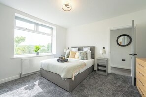 Silitysrauta/-lauta, Wi-Fi, vuodevaatteet