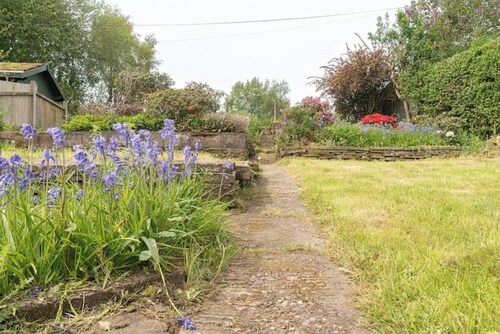 The Peak Retreat – Luxury Countryside Escape with Stunning Views & Gardens