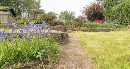 The Peak Retreat – Luxury Countryside Escape with Stunning Views & Gardens