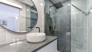 Douche, sèche-cheveux, serviettes fournies, shampoing