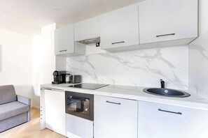 Kühlschrank, Mikrowelle, Ofen, Wasserkocher mit Kaffee-/Teezubehör