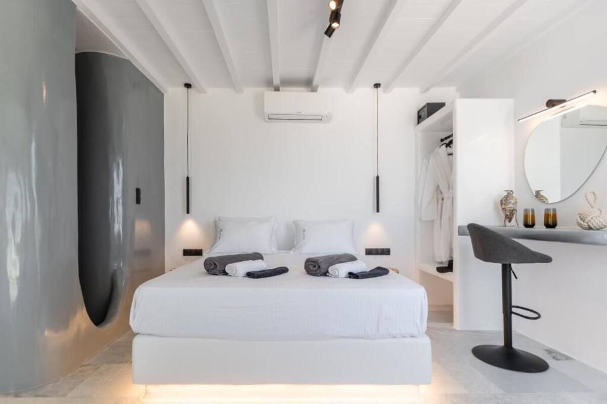 Deluxe Suite, Sea View | In-room safe, free WiFi