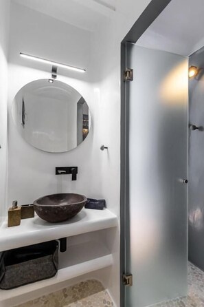 Suite Deluxe, vue sur la mer | Salle de bain | Peignoirs, pantoufles