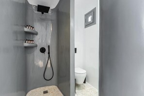 Deluxe-Suite, Meerblick | Badezimmer | Bademäntel, Hausschuhe