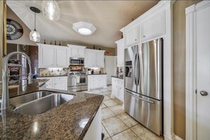 Private kitchen - Terrific 5-bedroom house with pool in charming Spring (Spring)