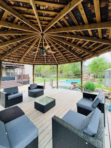 Terrific 5-bedroom house with pool in charming Spring