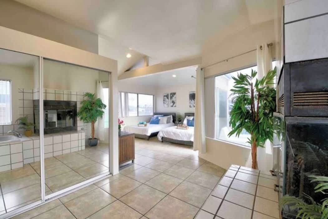 Fer et planche à repasser, lit parapluie, Wi-Fi, draps fournis