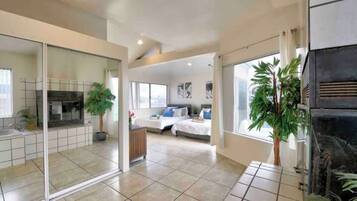 Fer et planche à repasser, lit parapluie, Wi-Fi, draps fournis