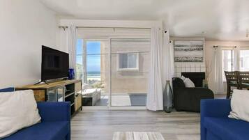 Télévision, cheminée, espaces bureaux