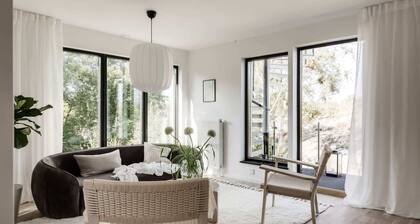 Designer New-Build Villa w/ Rooftop, free Parking