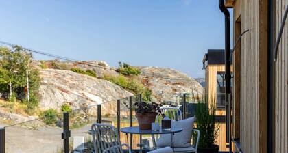 Designer New-Build Villa w/ Rooftop, free Parking