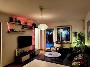 Een televisie, boeken en een kantoor