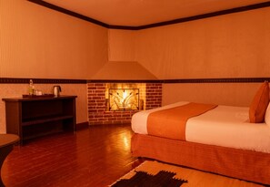 Quarto casal ou duplo, várias camas, para não fumantes, serviço de arrumação | Escrivaninha, espaço de trabalho para notebook, Wi-Fi de cortesia