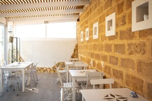 Apartamento, vários quartos, sacada, vista para o jardim | Opções para refeição