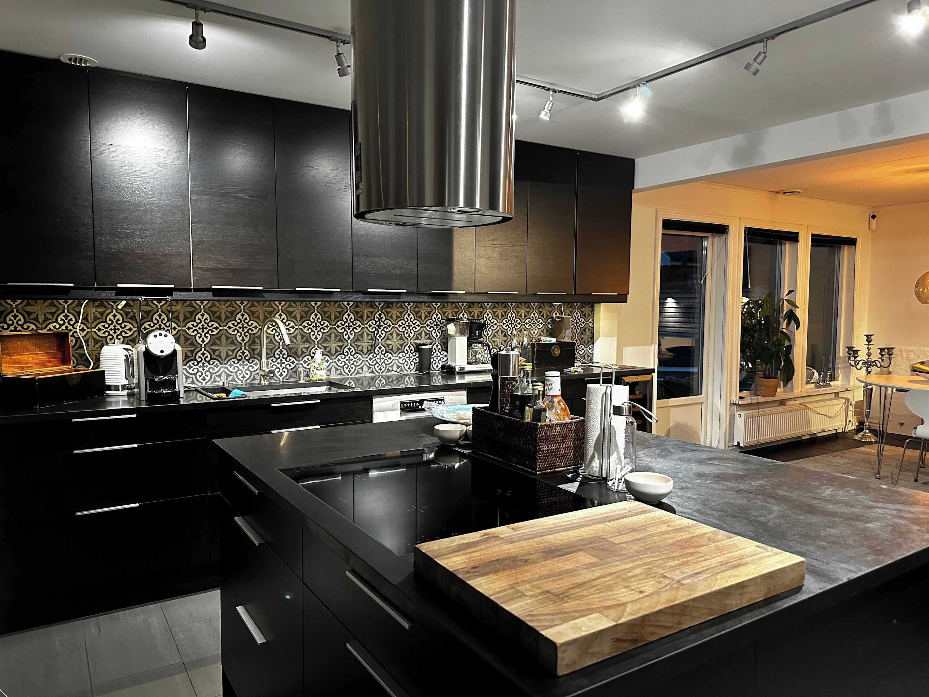 Kylskåp, mikrovågsugn, ugn och spishäll