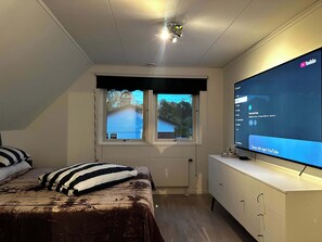 3 bedrooms, desk, iron/ironing board, WiFi