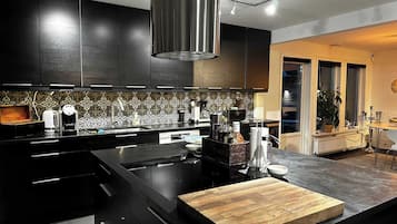 KĂŒhlschrank, Mikrowelle, Ofen, Herdplatte