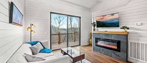 Televisión y chimenea