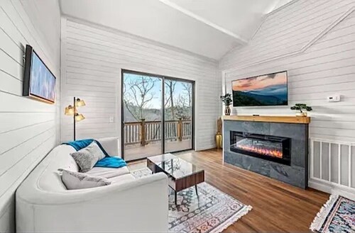 Retreat Cabin: Gatlinburg•Pigeon Forge • Dollywood  • Sevierville