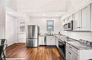 Mikrobølgeovn, ovn, kokeplater og oppvaskmaskin