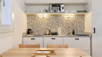 Kühlschrank, Mikrowelle, Herdplatte, Geschirrspüler