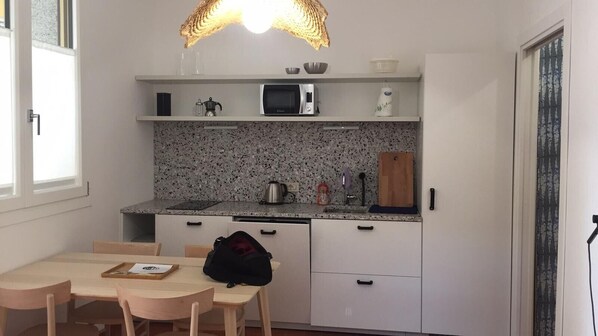 Kühlschrank, Mikrowelle, Herdplatte, Geschirrspüler