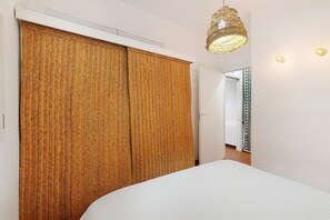 2 chambres, fer et planche à repasser, Wi-Fi, draps fournis