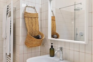 Dusche, Haartrockner, Handtücher