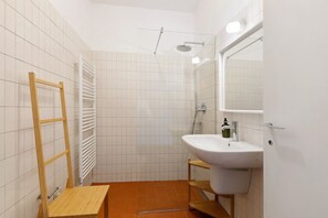 Een douche, een haardroger, handdoeken