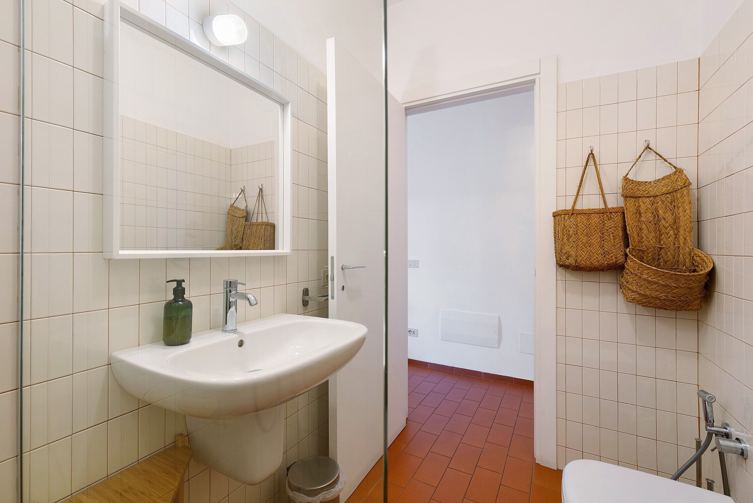 Douche, sèche-cheveux, serviettes fournies