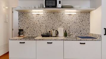 Kühlschrank, Mikrowelle, Herdplatte, Geschirrspüler