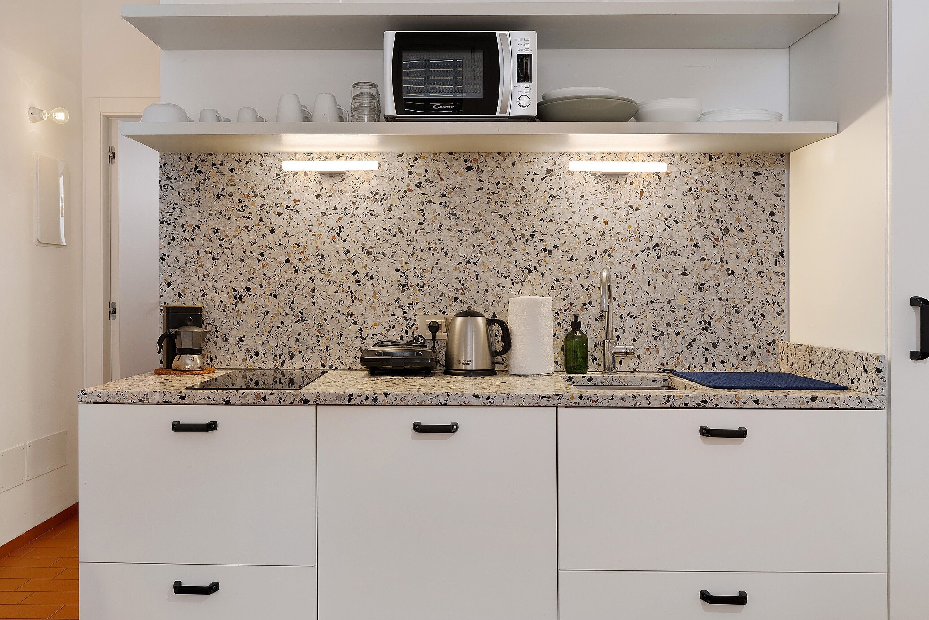 Réfrigérateur, micro-ondes, plaque de cuisson, lave-vaisselle