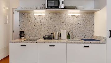 Réfrigérateur, micro-ondes, plaque de cuisson, lave-vaisselle