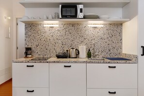 Geladeira, micro-ondas, cooktop, lava-louças