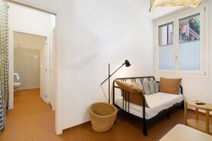 2 habitaciones, tabla de planchar con plancha, wifi y ropa de cama 