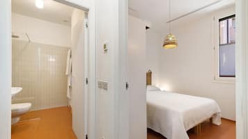 2 habitaciones, tabla de planchar con plancha, wifi y ropa de cama