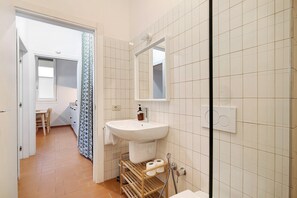 Shower, hair dryer, towels - Apartment 'U Canetta 2' with Wi-Fi and Air Conditioning (Pietra Ligure)