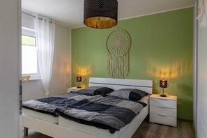 2 عدّة غرف نوم ومكواة/لوح كي وسرير سفر وواي فاي