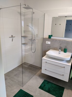 Douche, sèche-cheveux, serviettes fournies, savon