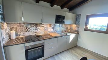 Geladeira, micro-ondas, fogão, cooktop